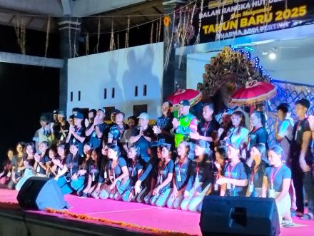 KETUT ARTANA PEMENANG LOMBA KARAOKE HUT DESA SARIMEKAR KE 37